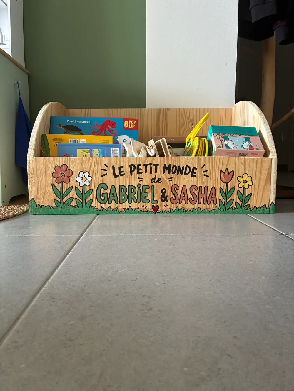 Bibliothèque en bois peinte sur mesure pour une chambre d'enfant