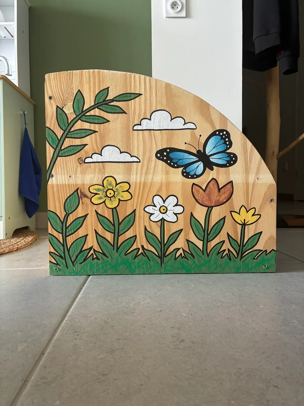 Mobilier en bois peint à la main avec un décor floral et un papillon