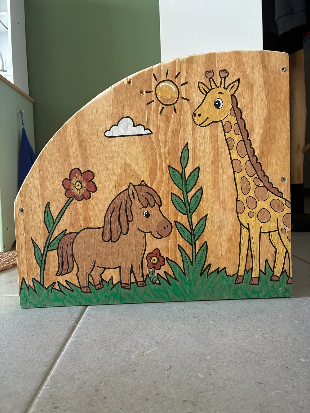 Décor peint d'une girafe et d'un poney sur un meuble en bois